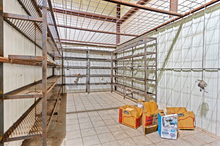 More Photos Of 10910 N County Road 3010, Lindsay Warehouse For Sale