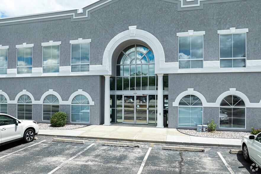 More Photos Of 3737 S Elizabeth St, Independence Office For Lease