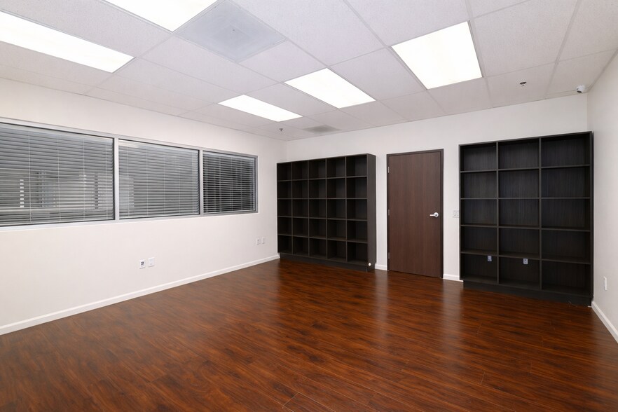 More Photos Of 227 W 140th St, Los Angeles Warehouse For Lease