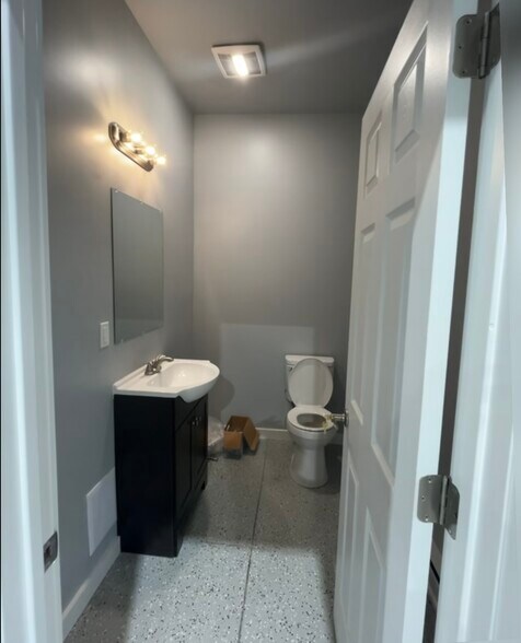 More Photos Of 125 Commerce Dr, Carmel Warehouse For Lease