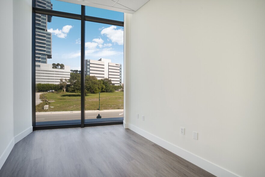 More Photos Of 21290 Biscayne Blvd, Aventura Office For Sale