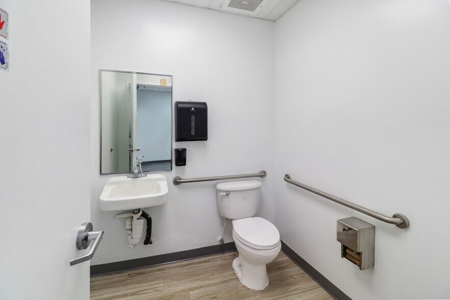 More Photos Of 955 NW 159th Dr, Miami Warehouse For Lease