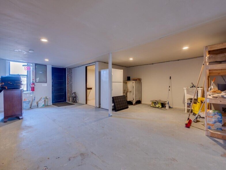 More Photos Of 106 W Main St, Pilot Point Storefront For Lease