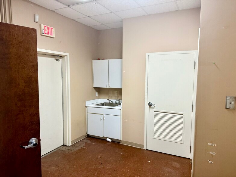 More Photos Of 3660 Cascade Rd, Atlanta Storefront For Lease