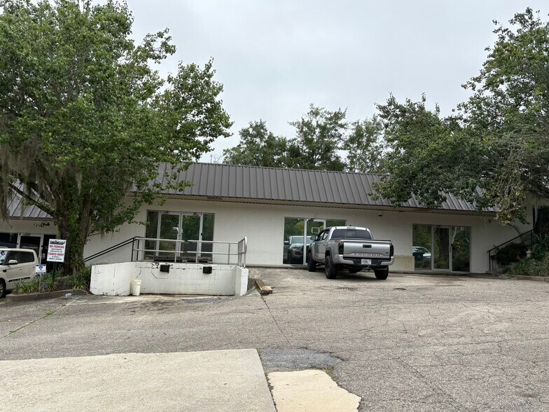 More Photos Of 3360 Raymond Diehl Bus Lane Rd, Tallahassee Showroom For Lease