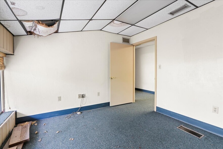 More Photos Of 1001 NE Waldo Rd, Gainesville Office For Sale