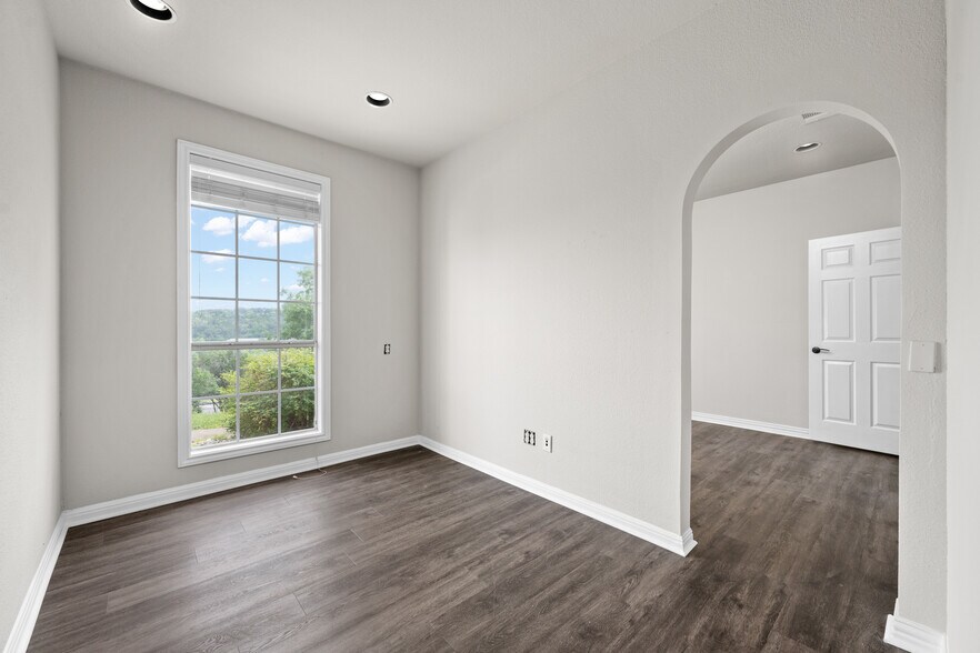 More Photos Of 19019 TX-71, Spicewood Office Residential For Lease