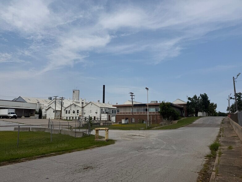 More Photos Of 620 S Linden St, Sapulpa Manufacturing For Lease