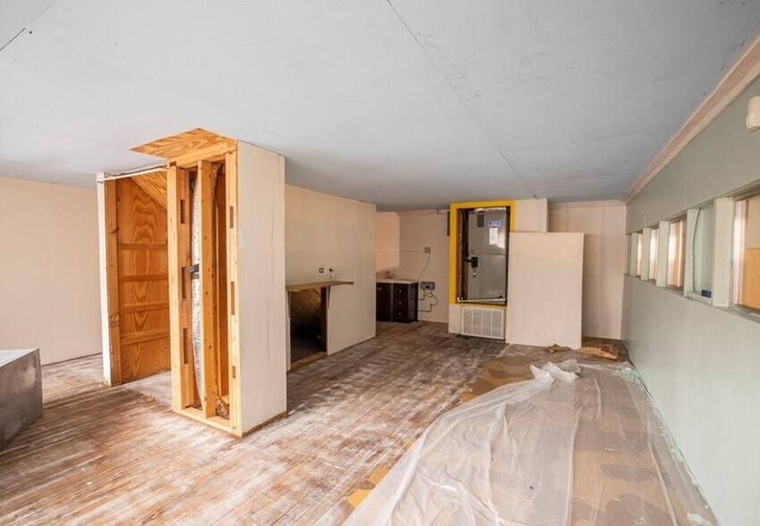 More Photos Of 112 E Court St, Seguin General Retail For Lease