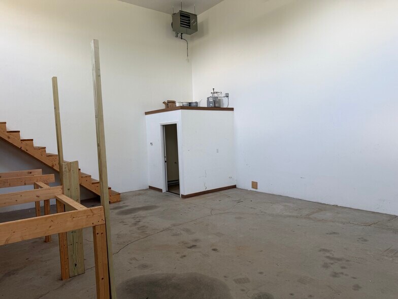 More Photos Of 152 Cranberry Hwy, Bourne Flex For Lease