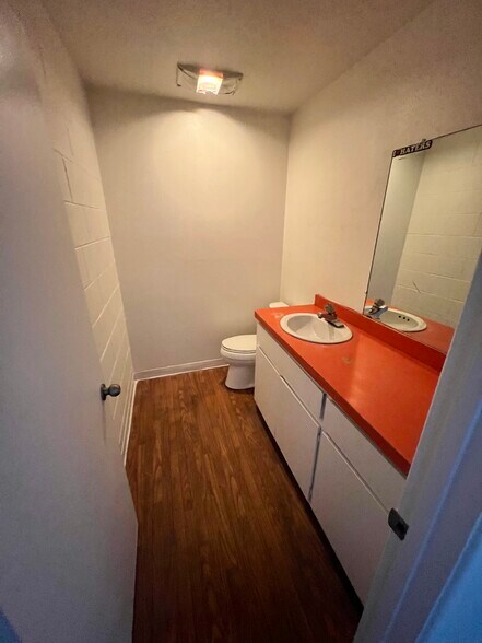 More Photos Of 147 N Gilbert St, Hemet Flex For Sale