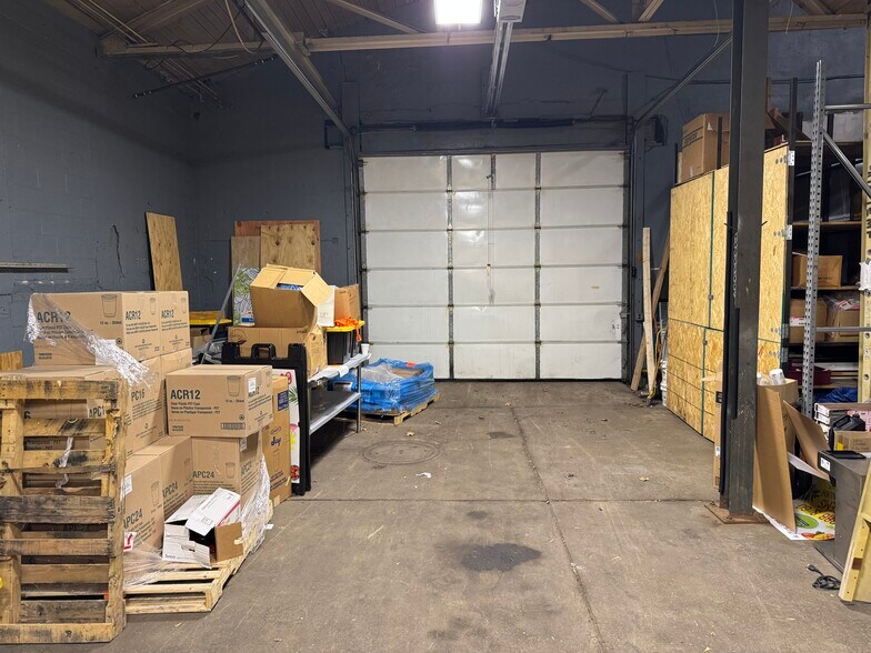 More Photos Of 25550 Grand River Ave, Redford Warehouse For Lease