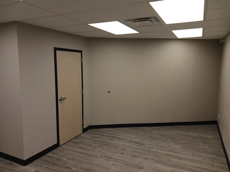 More Photos Of 4229 Royal Ave, Oklahoma City Flex For Lease