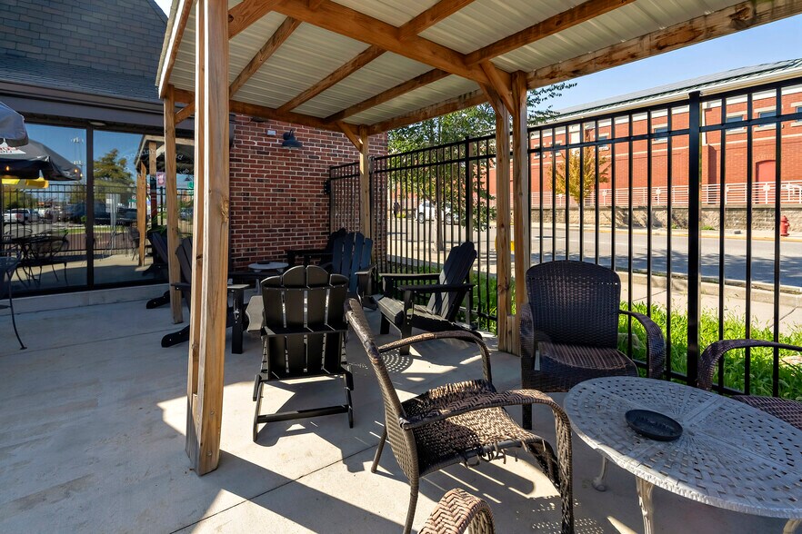 More Photos Of 101 W Monroe St, Carbondale General Retail For Sale