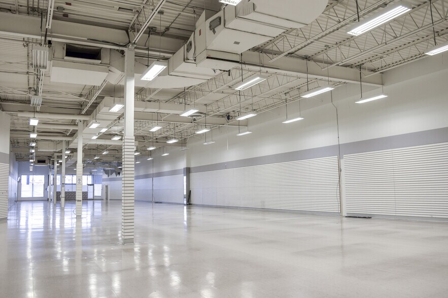 More Photos Of 7200-7250 Boul Taschereau, Brossard General Retail For Lease