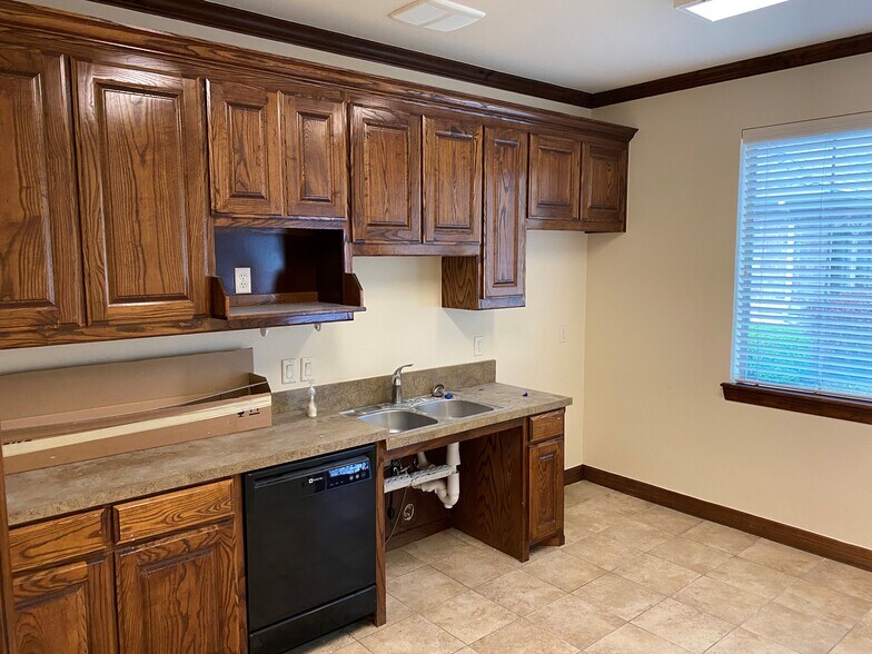 More Photos Of 8313 Whitley Rd, Watauga Office For Sale