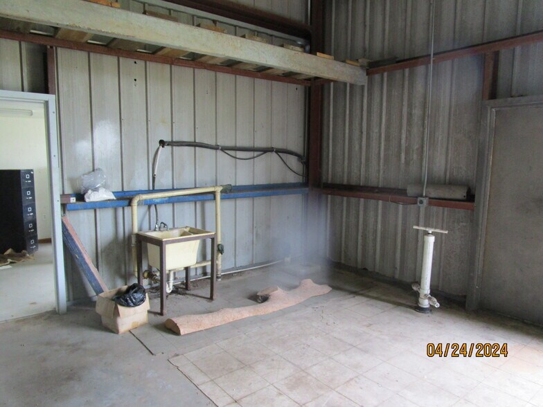 More Photos Of 530 E 2nd St, Freeport Warehouse For Lease