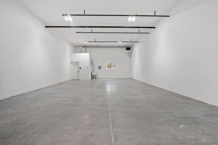 More Photos Of 46 Maple Ave, Schenectady Warehouse For Lease