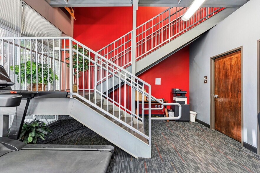More Photos Of 861 Southpark Dr, Littleton Flex For Lease