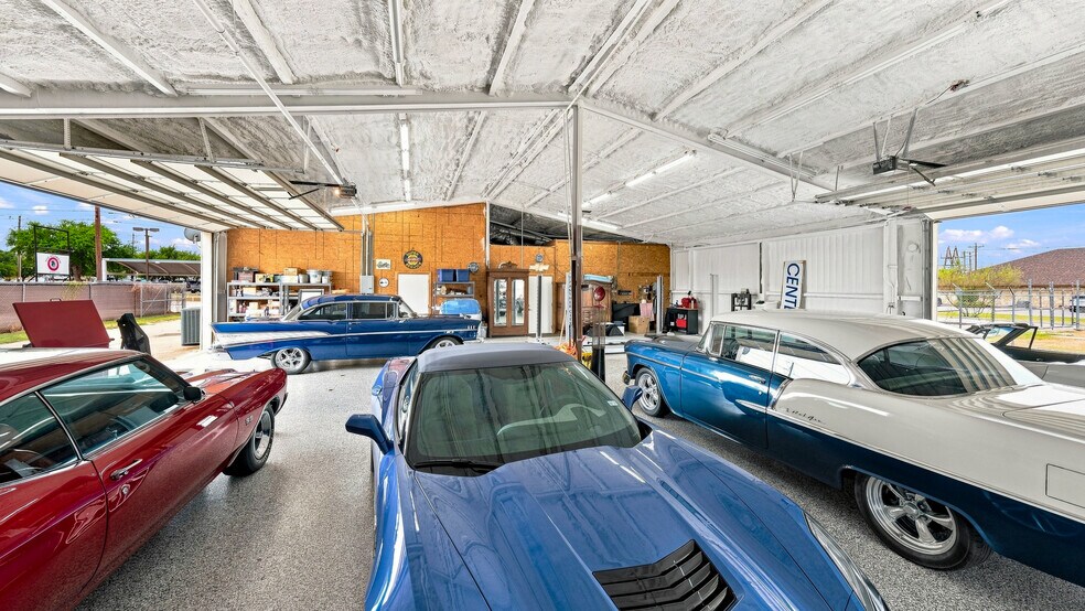 More Photos Of 207 Eastridge Rd, Granbury General Retail For Sale