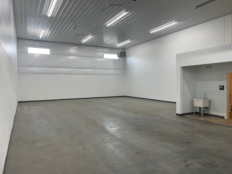 More Photos Of 3325 E Quad Park Ct, Post Falls Light Distribution For Lease