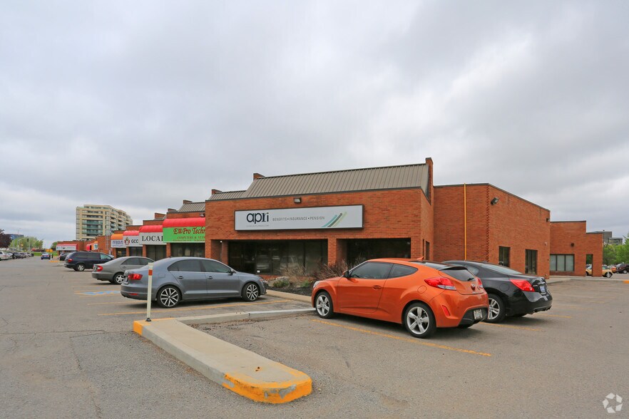 More Photos Of 165 E Beaver Creek Rd, Richmond Hill General Retail For Sale