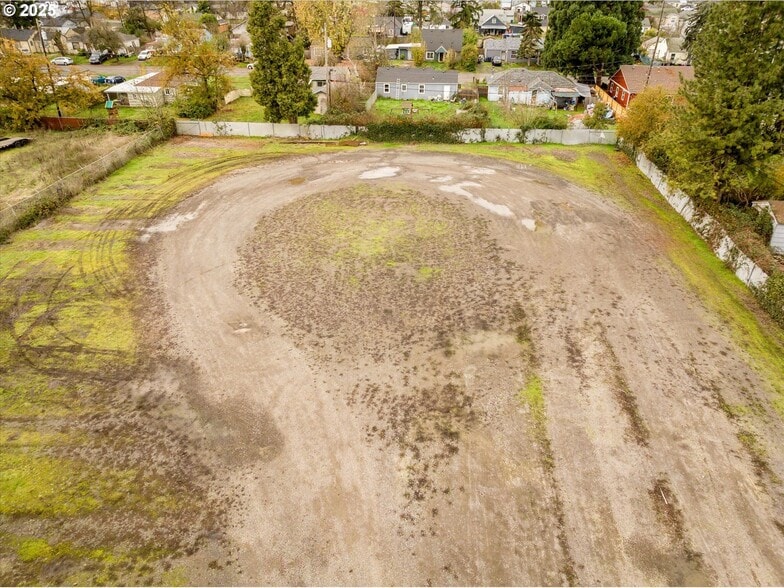 More Photos Of 364 28th St, Springfield Freestanding For Sale