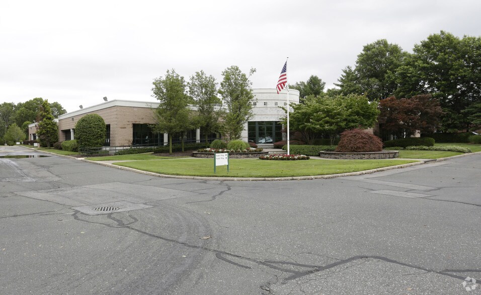More Photos Of 225 Old Country Rd, Melville Office For Lease