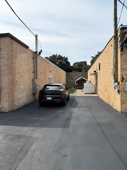 More Photos Of 990 Criss Cir, Elk Grove Village Warehouse For Lease