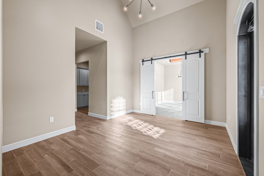 More Photos Of 206 Slide Rd, Lubbock Office For Lease