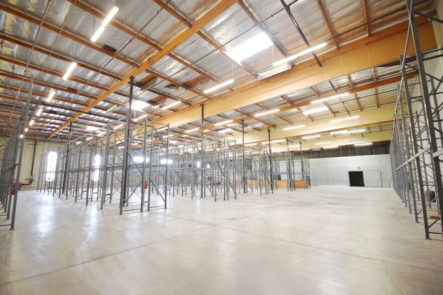 More Photos Of 2335 E 27th St, Los Angeles Warehouse For Lease