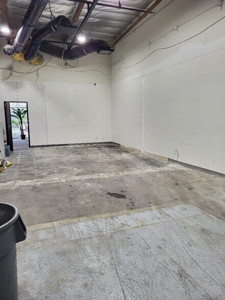 More Photos Of 2211 S Hunts Ln, San Bernardino Showroom For Lease