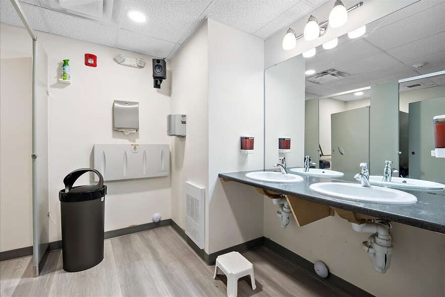 More Photos Of 9241-9249 50th St NW, Edmonton Showroom For Sale