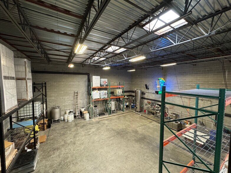 More Photos Of 13753 Midvale Ave N, Seattle Warehouse For Sale