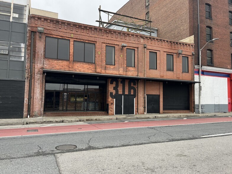 More Photos Of 316-318 Guilford Ave, Baltimore Bar For Sale