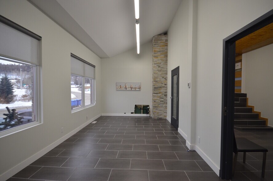More Photos Of 2 Rue De L'usine, Baie-Saint-Paul General Retail For Sale