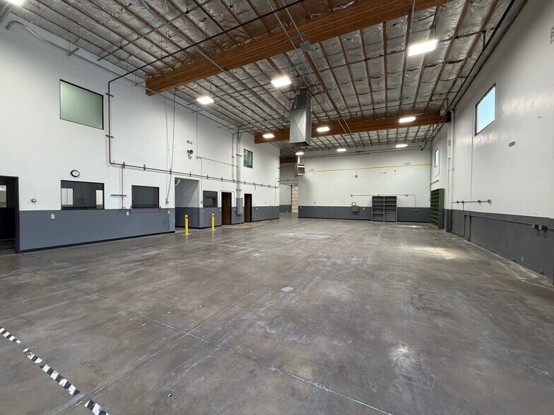More Photos Of 5 Airpark Vista Blvd, Dayton Manufacturing For Sale