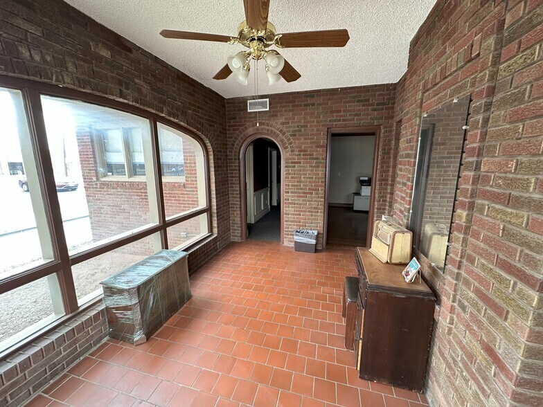 More Photos Of 2405 Broadway St, Lubbock Office For Sale