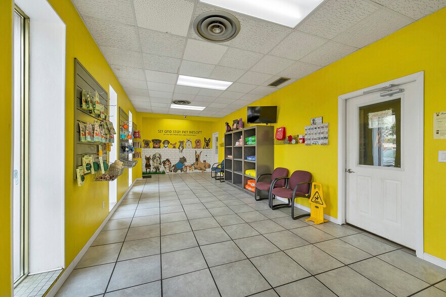 More Photos Of 1279 E Mason St, Green Bay Storefront For Sale