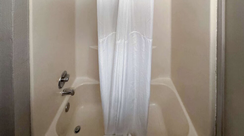 More Photos Of 1535 W Milwaukee Ave, Glenview Hotel For Sale