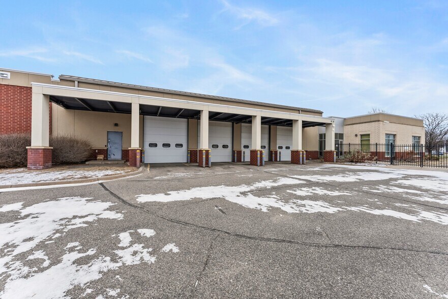 More Photos Of 11180 86th Ave N, Osseo Flex For Lease