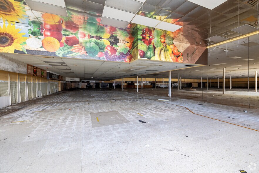 More Photos Of 70 Healy Blvd, Hudson Supermarket For Sale