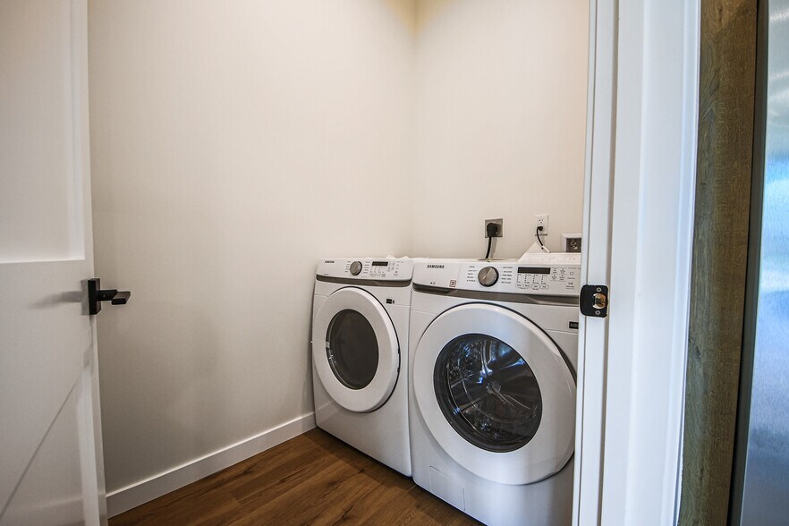 More Photos Of 2129 Aaron St, Los Angeles Apartments For Sale