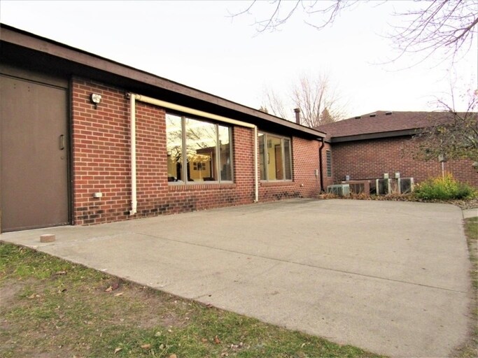 More Photos Of 524 Willow Dr, Alexandria Office For Lease