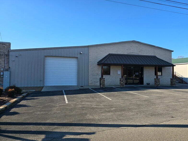 More Photos Of 115 Mary St, Johnson City Flex For Lease