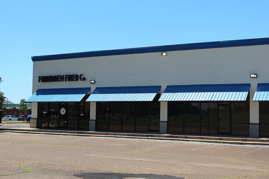 More Photos Of 7615 Highway 51 S, Brighton Veterinarian Kennel For Lease