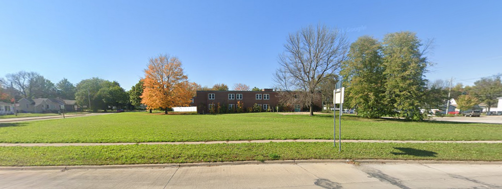 Primary Photo Of 807 5th St, Charles City Apartments For Sale