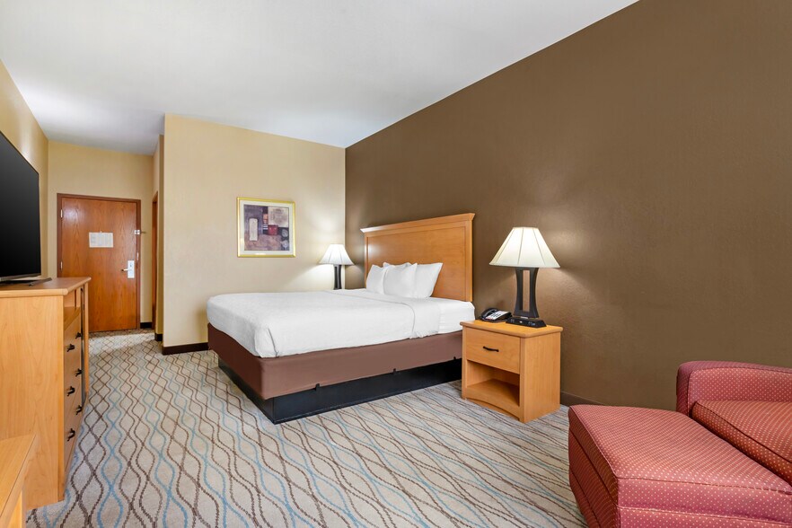 More Photos Of 106 Holiday Ln, Locust Grove Hotel For Sale