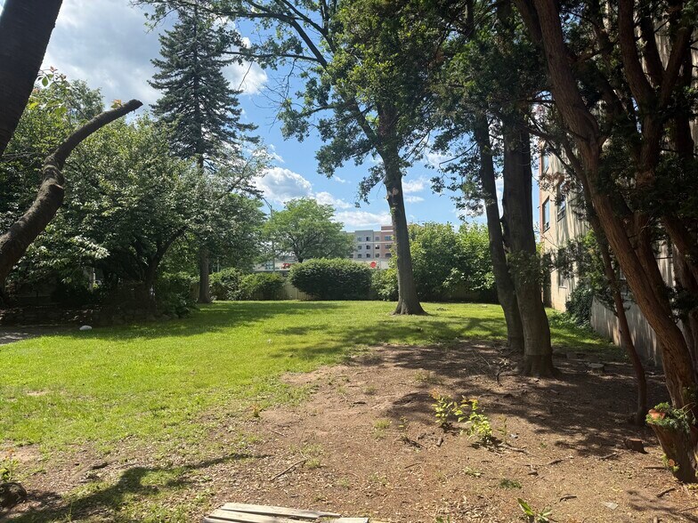 More Photos Of 700 Park Ave, Plainfield Office For Sale