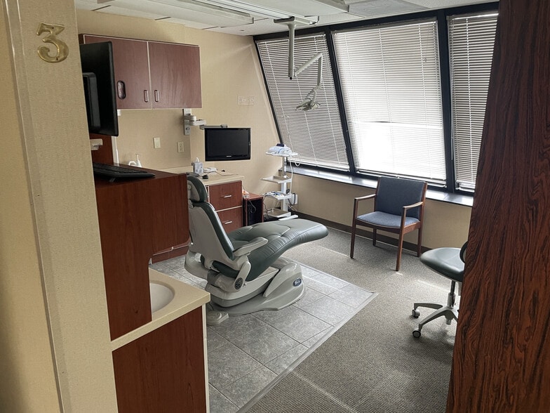 More Photos Of 13975 Manchester Rd, Manchester Medical For Lease